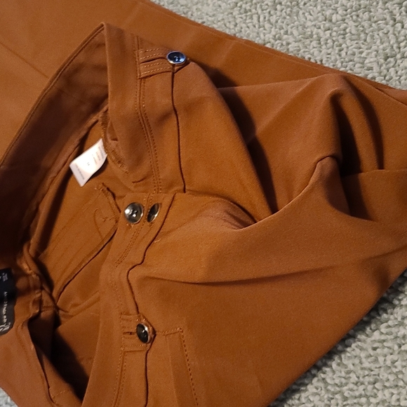 Women's Clothing - Picture 5 of 6